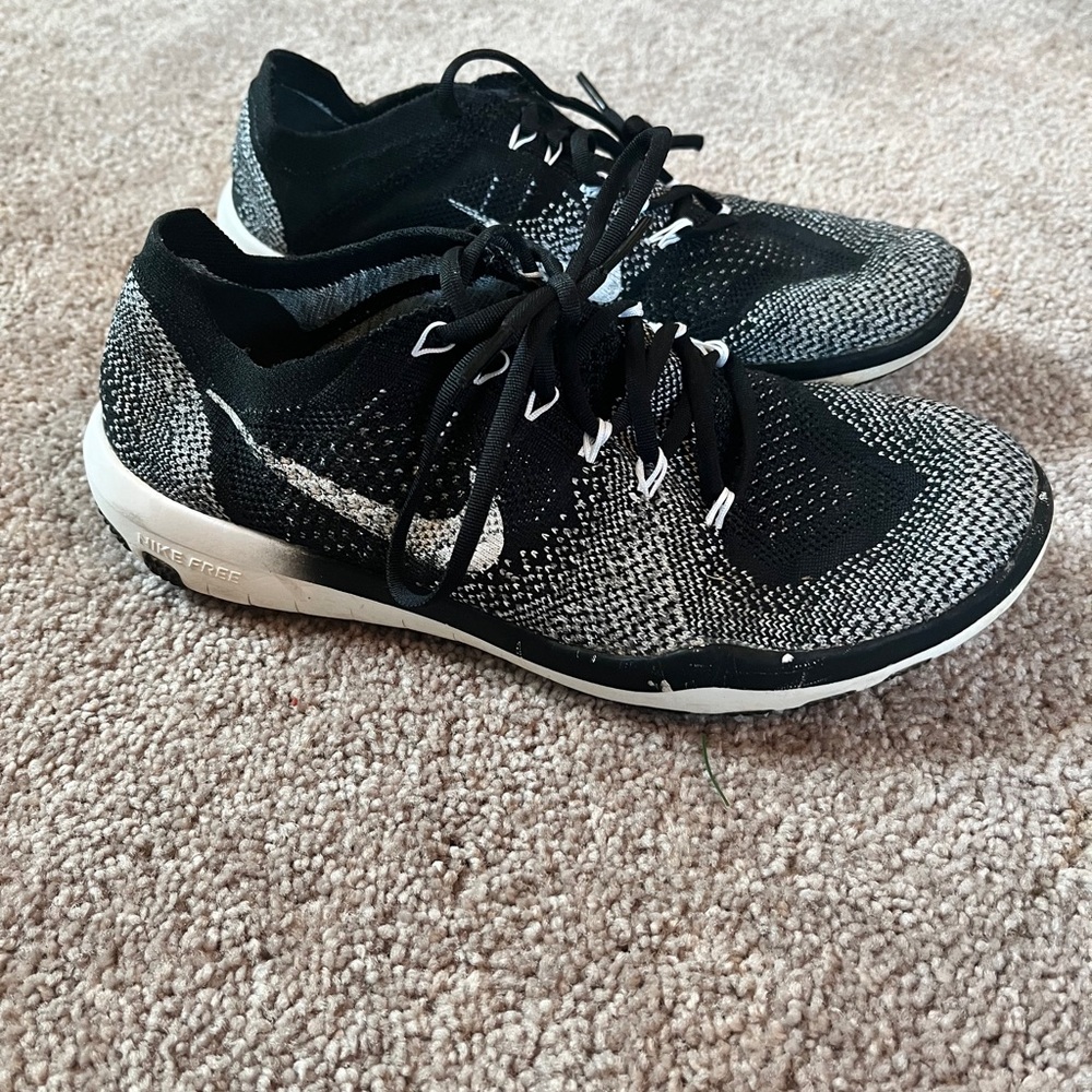 Nike Women's Black and Gray Athletic Shoes